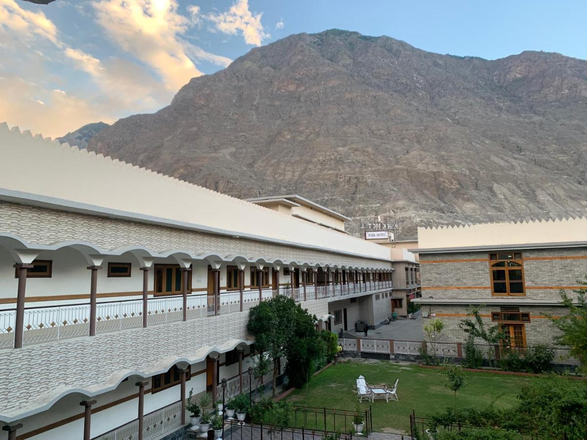 Park Hotel Gilgit Bagian luar foto