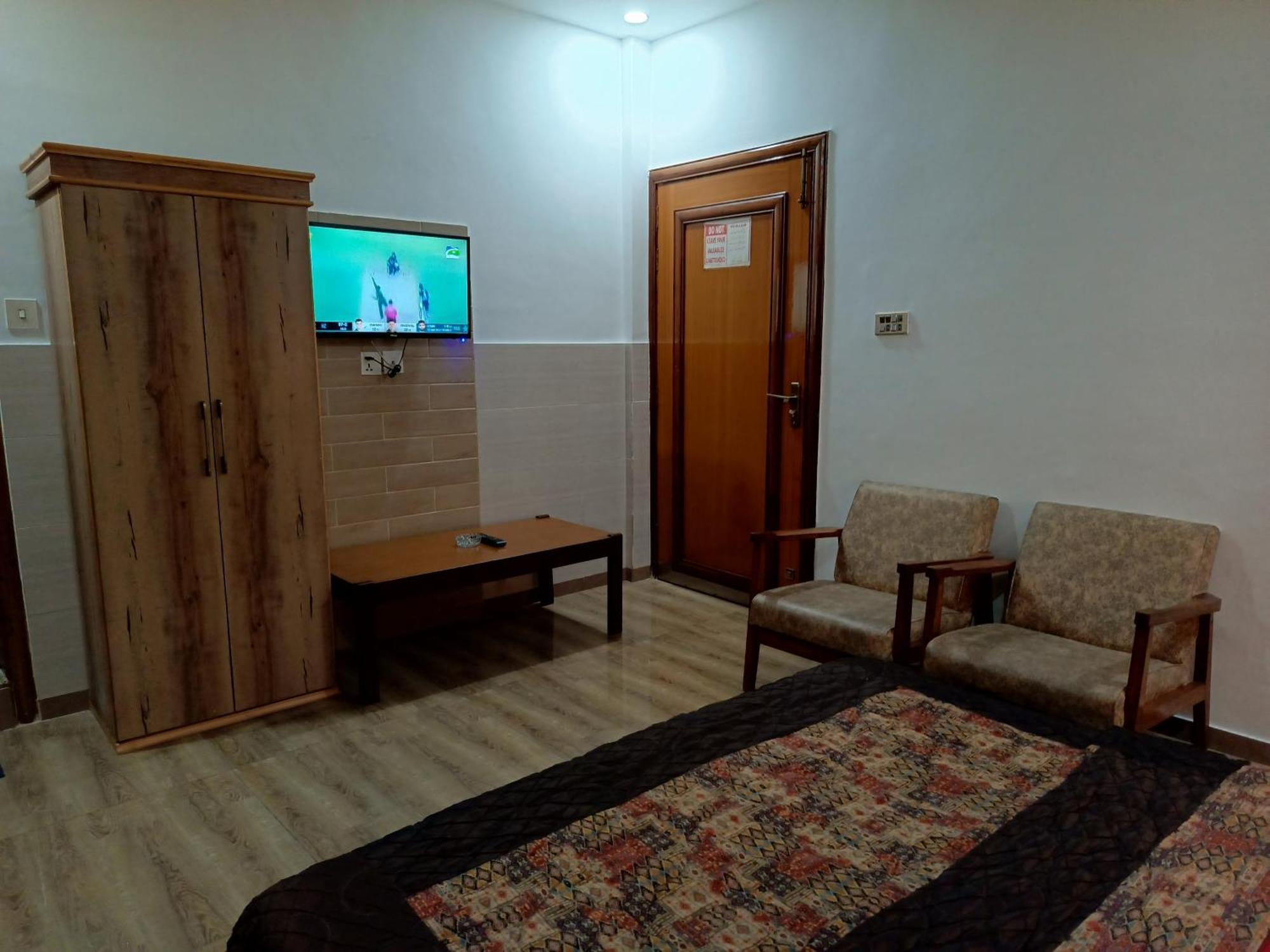 Park Hotel Gilgit Bagian luar foto